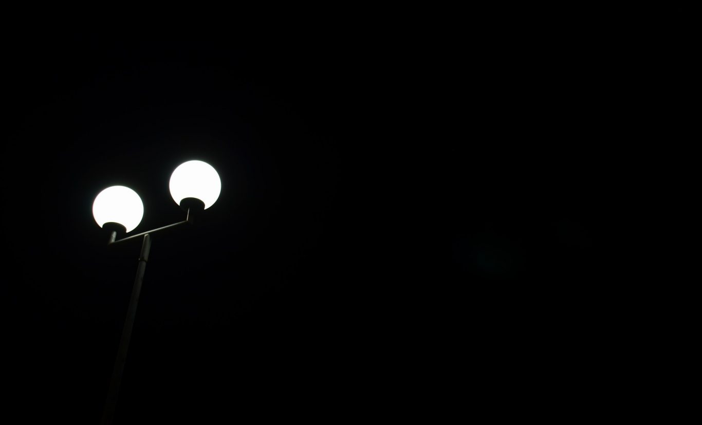 Artificial Light May Affects Flying Insects' Positioning and Behavior