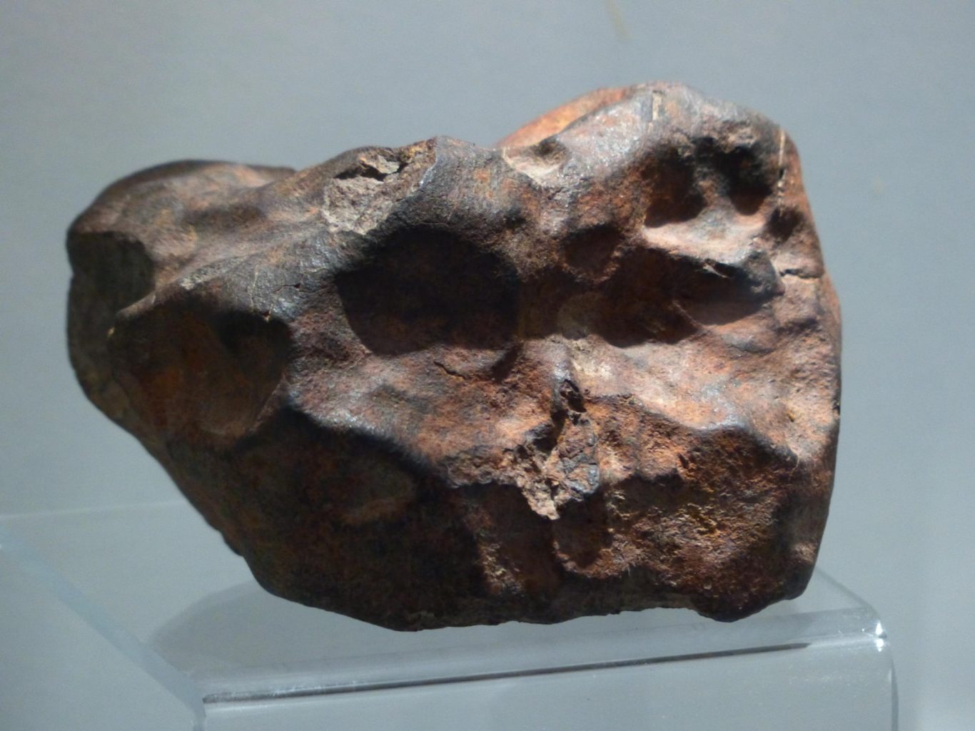Rare Meteorite Mineral Exhibits Unprecedented Temperature-Stable Thermal Conductivity