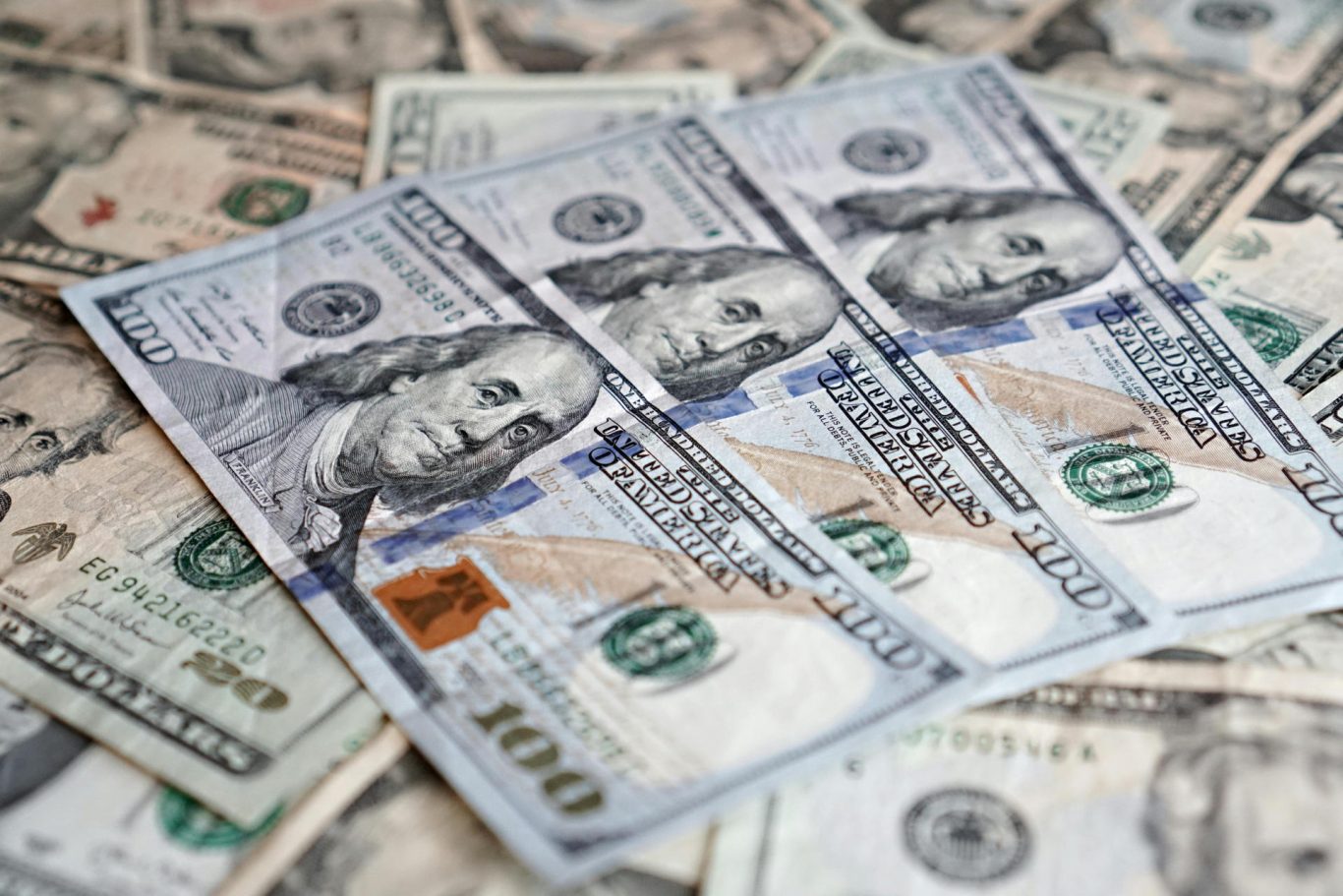 China Cuts US Treasury Holdings to 14-Year Low Amid Rising FX Reserves